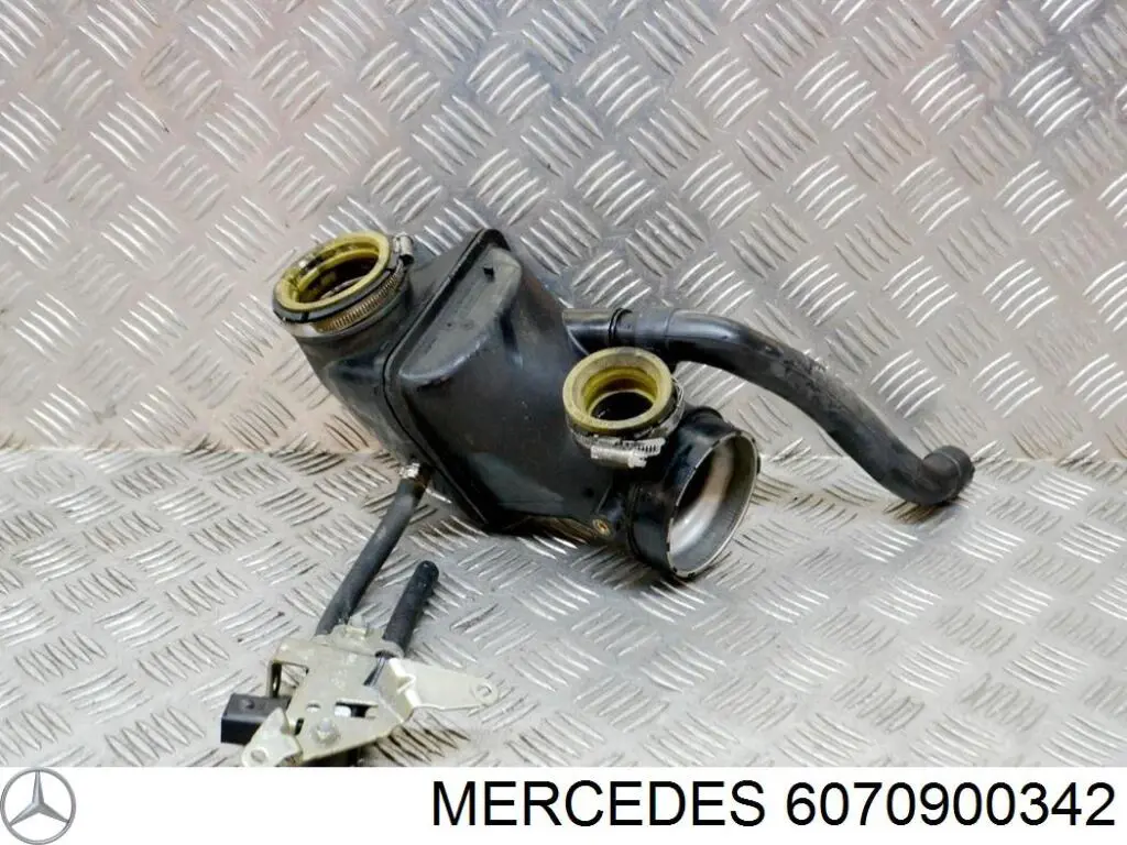 Купити A6070900342 Mercedes Шланг/патрубок интеркуллера