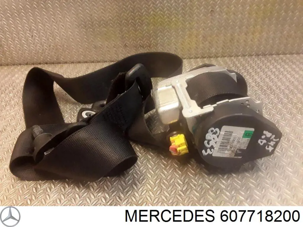 Ремінь безпеки передній правий Mercedes 607718200