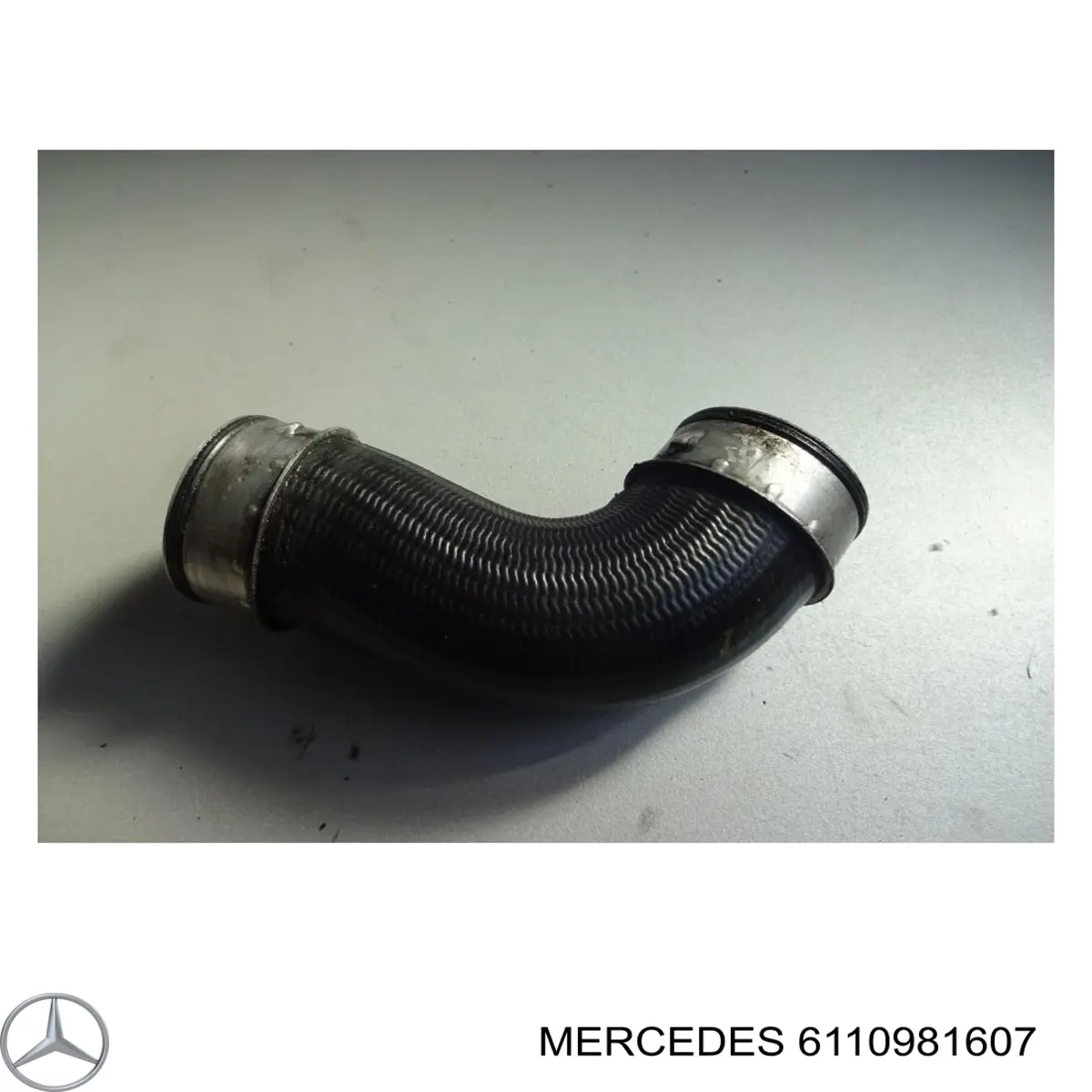 Патрубок повітряний, вихід з турбіни (наддув) Mercedes A6110980907