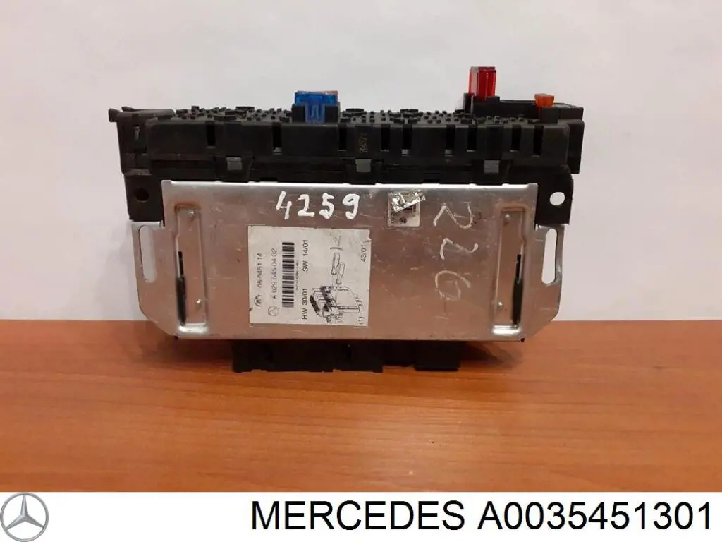 Купити A0035451301 Mercedes Блок запобіжників задній, салонний