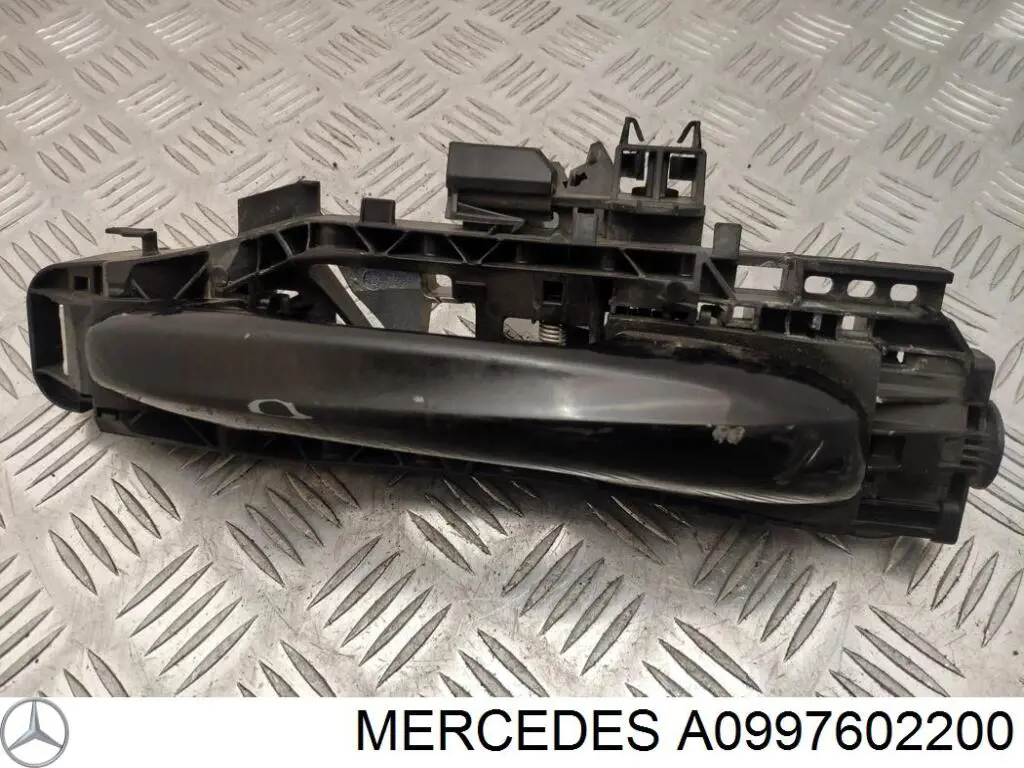 Тримач зовнішньої ручки дверей, задніх правих A0997602200 Mercedes