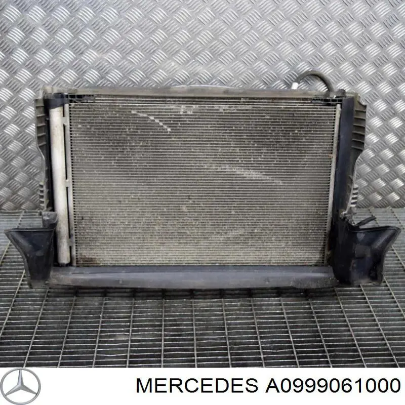 A0999061000 Mercedes дифузор радіатора охолодження, в зборі з двигуном і крильчаткою