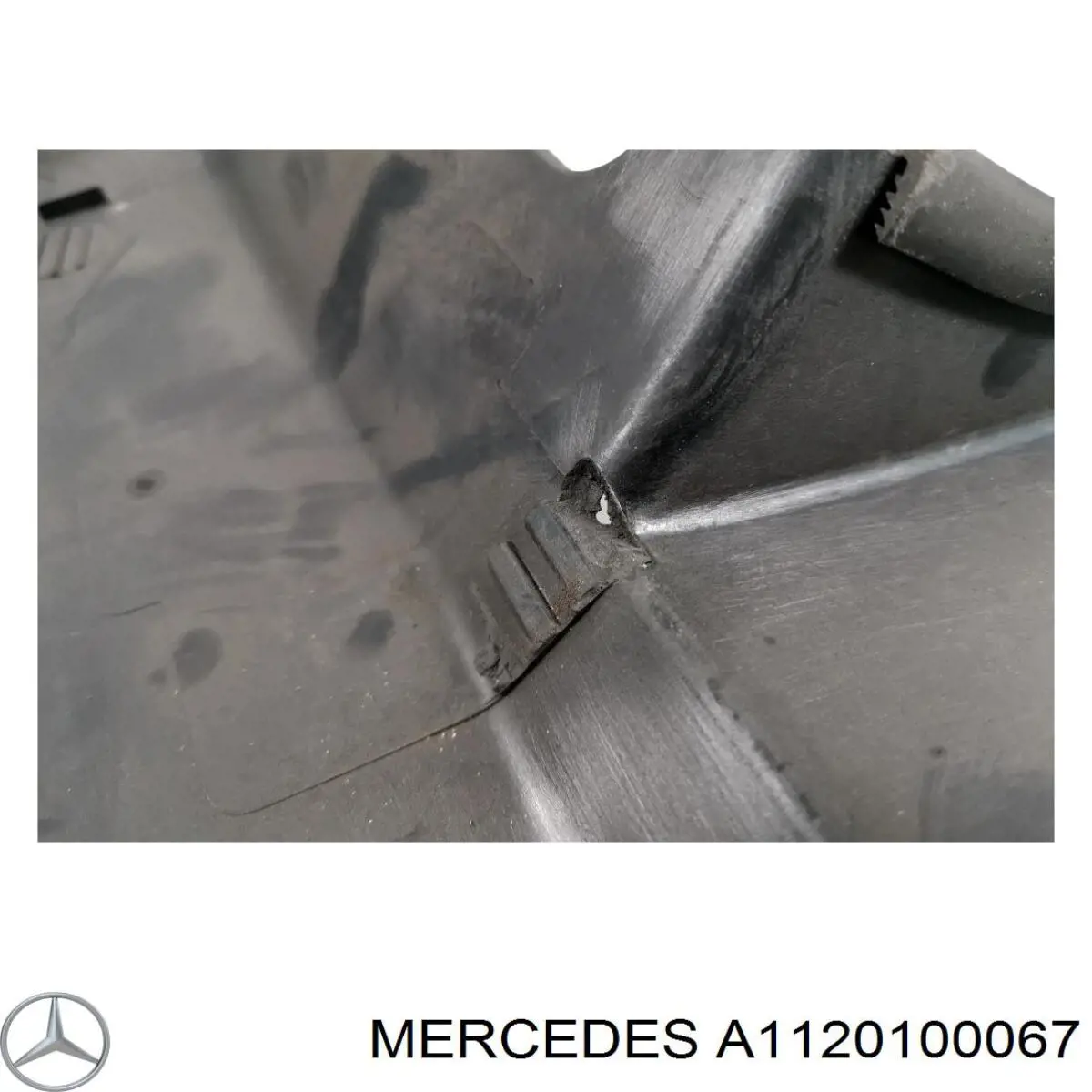 Кришка двигуна декоративна Mercedes A1120100067 ціна, від 31.04 USD