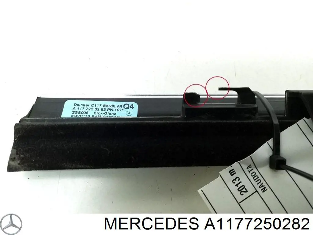 A1177250282 Mercedes Ущільнювач скла передніх дверей правої, зовнішній (планка)