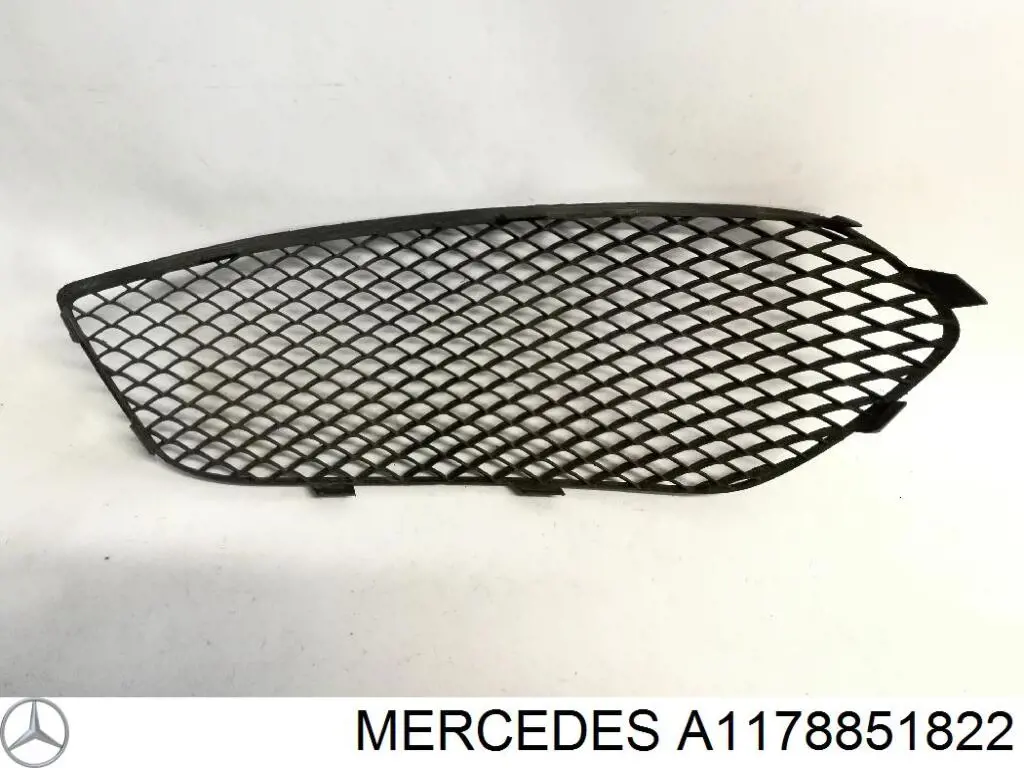 Решітка переднього бампера, права Mercedes A1178851822 ціна, від 32.73 USD