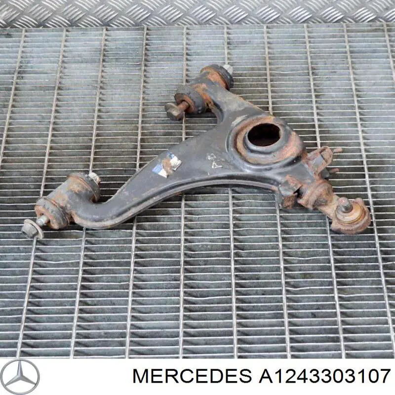 Правий важіль передній нижній підвіски Mercedes A1243303107