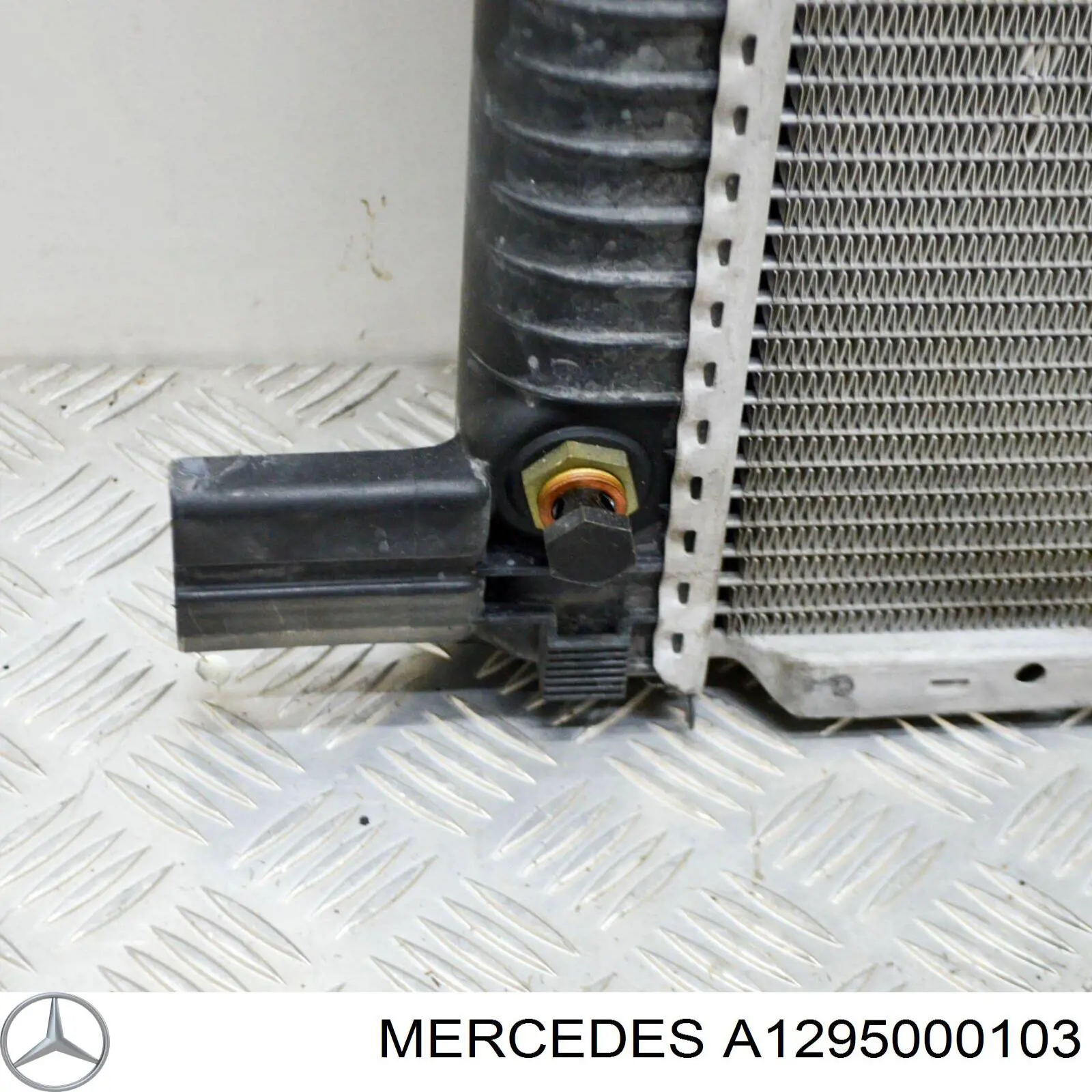 Радіатор основний Mercedes A1295000103 ціна, від 955.79 USD