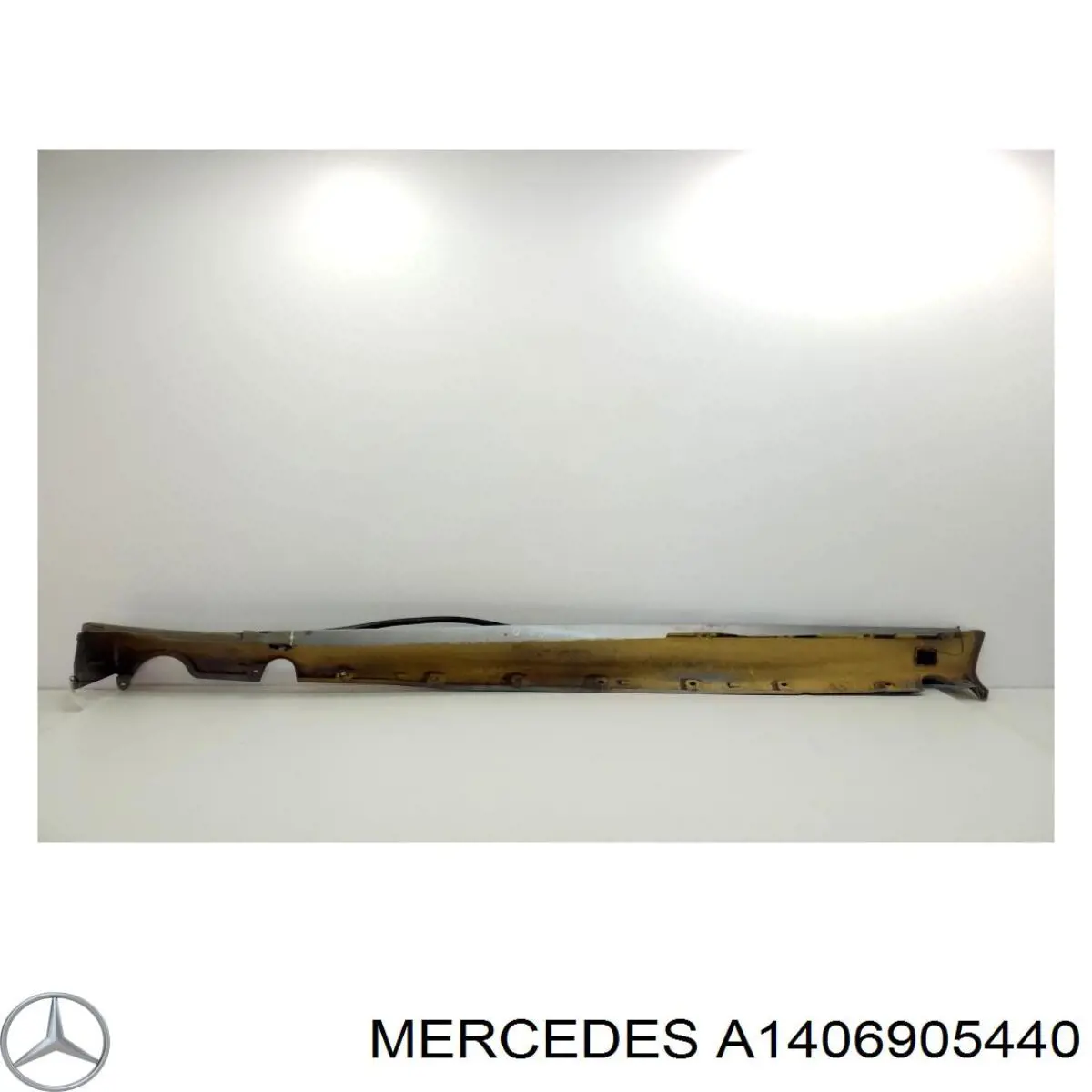 A1406905440 Mercedes Накладка зовнішня (молдинг) порога, правий