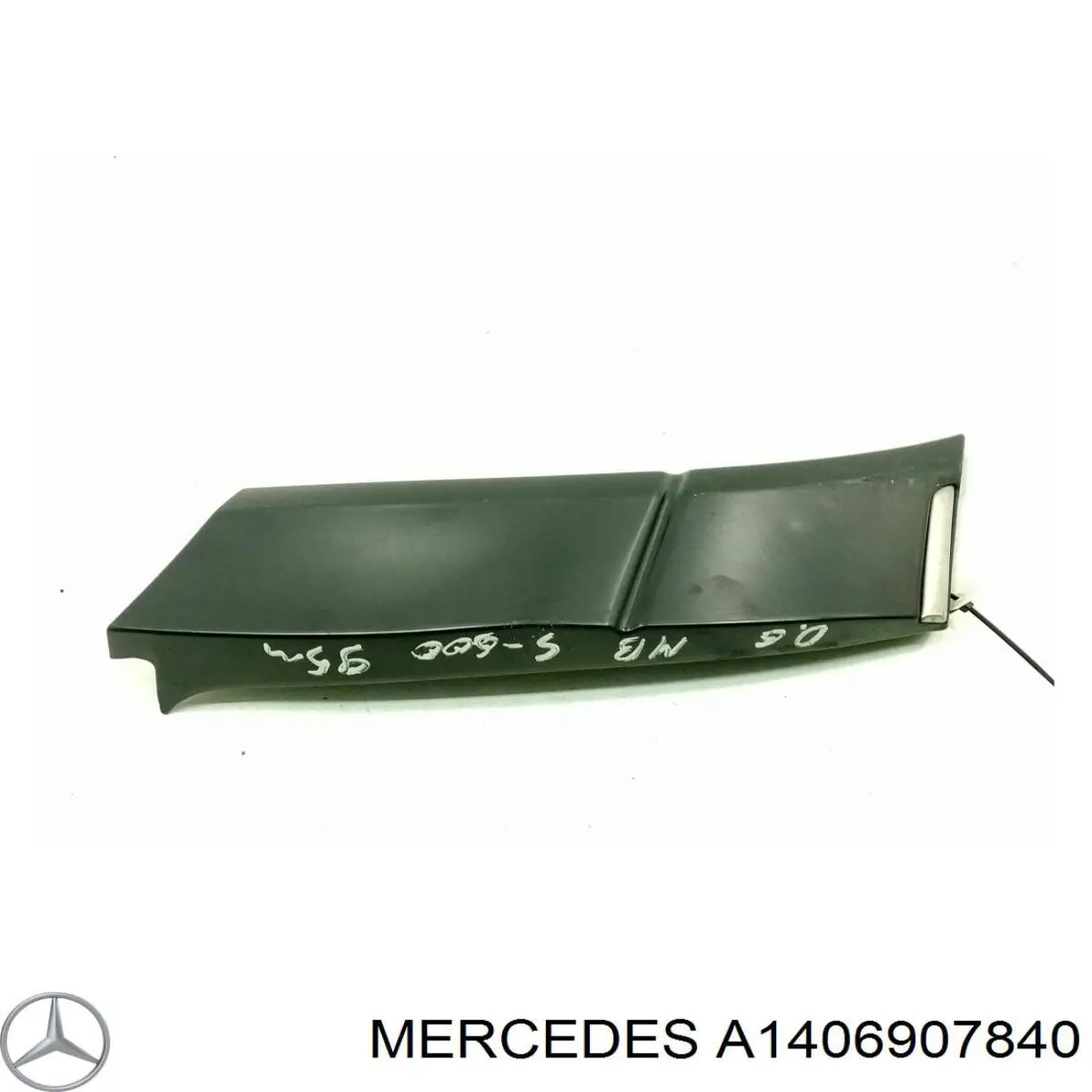 A1406907840 Mercedes Накладка заднього правого крила