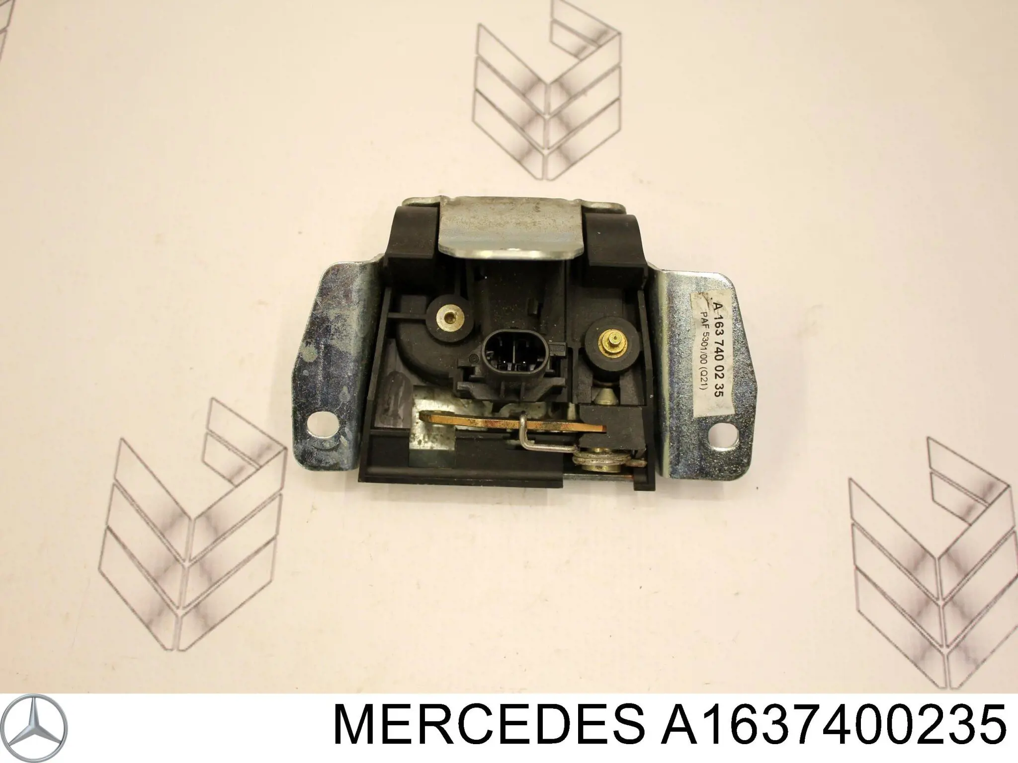 Замок дверей багажника Mercedes A1637400235 ціна, від 11.99 USD