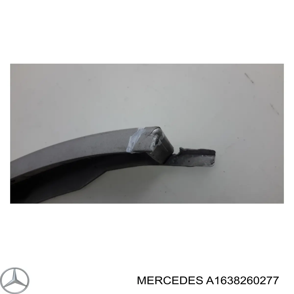 A1638260277 Mercedes вія (накладка правої фари)