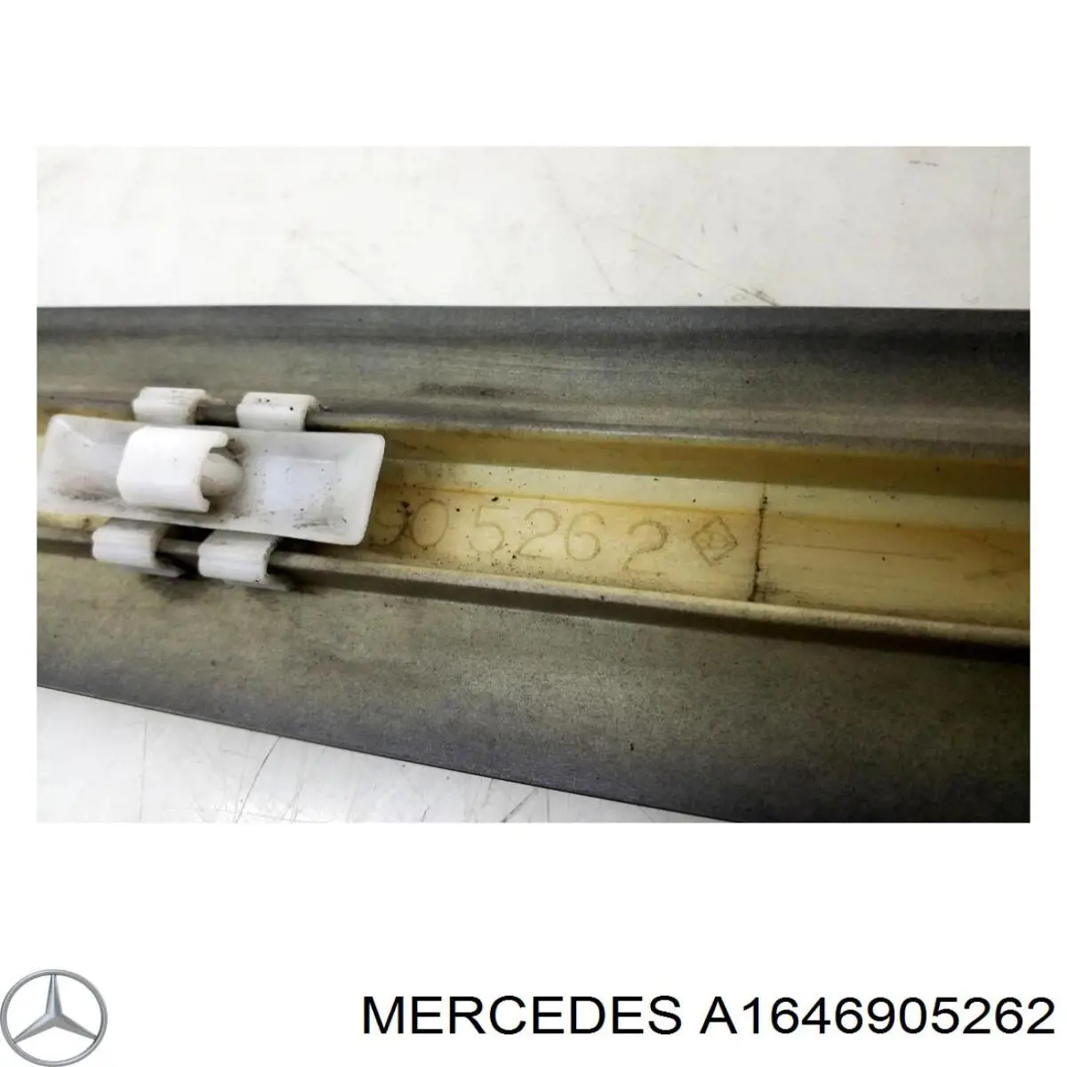 Кронштейн бампера переднього Mercedes A1646905262