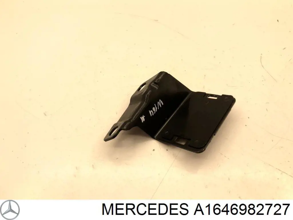 Кронштейн зовнішньої накладки лівого порога A1646982727 Mercedes