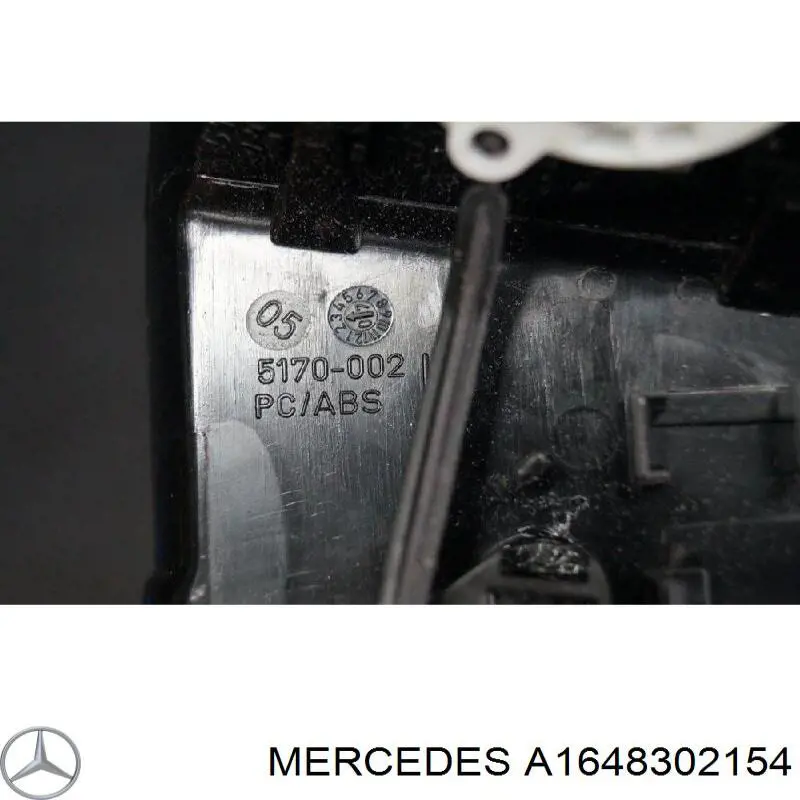 Решітка вентиляції салону на "торпедо" A1648302154 Mercedes