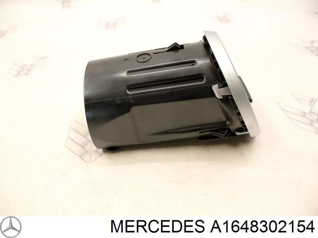 Купити A1648302154 Mercedes Решітка вентиляції салону на "торпедо"