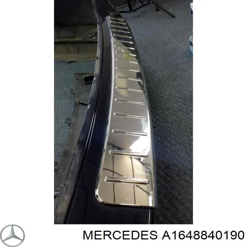 Купити A1648840190 Mercedes Накладка бампера заднього, верхня захисна (сходинка-підніжка)