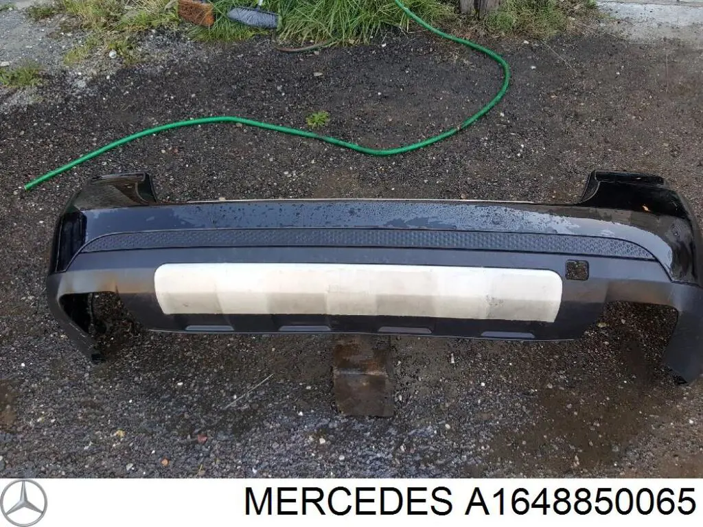 Кронштейн бампера заднього, центральний A1648850065 Mercedes