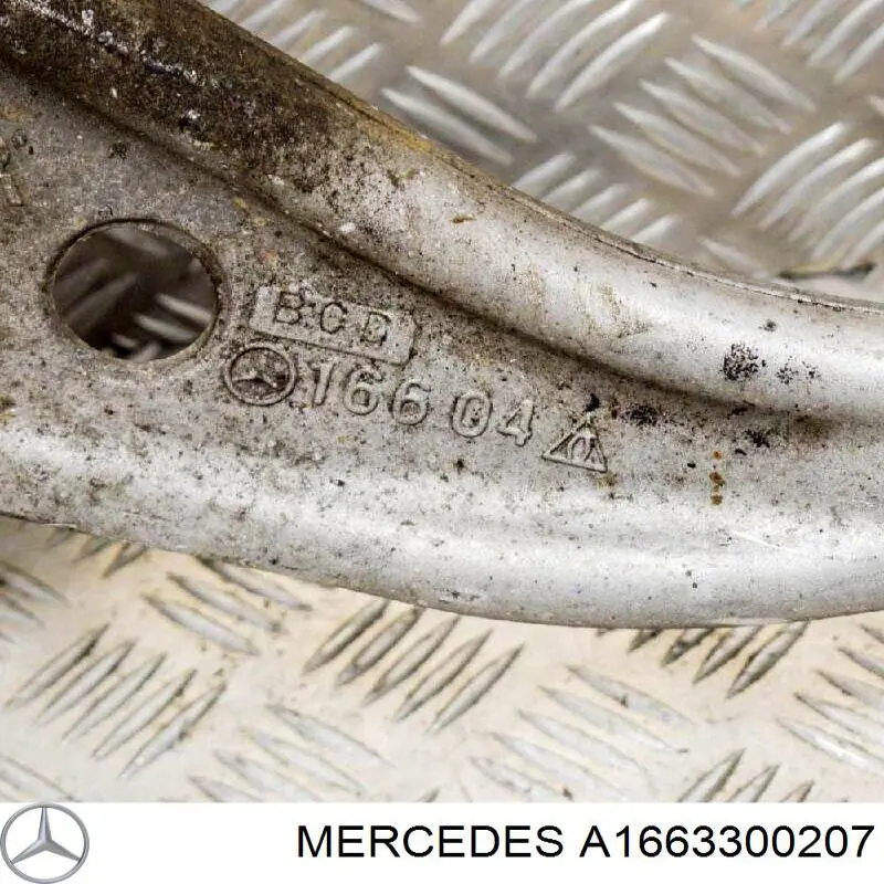 Важіль передньої підвіски нижній, правий A1663300207 Mercedes