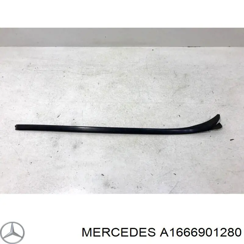 Молдинг лобового скла, правий Mercedes A1666901280 ціна, від 38.01 USD