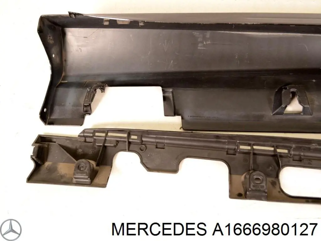 Кронштейн зовнішньої накладки лівого порога A1666980127 Mercedes