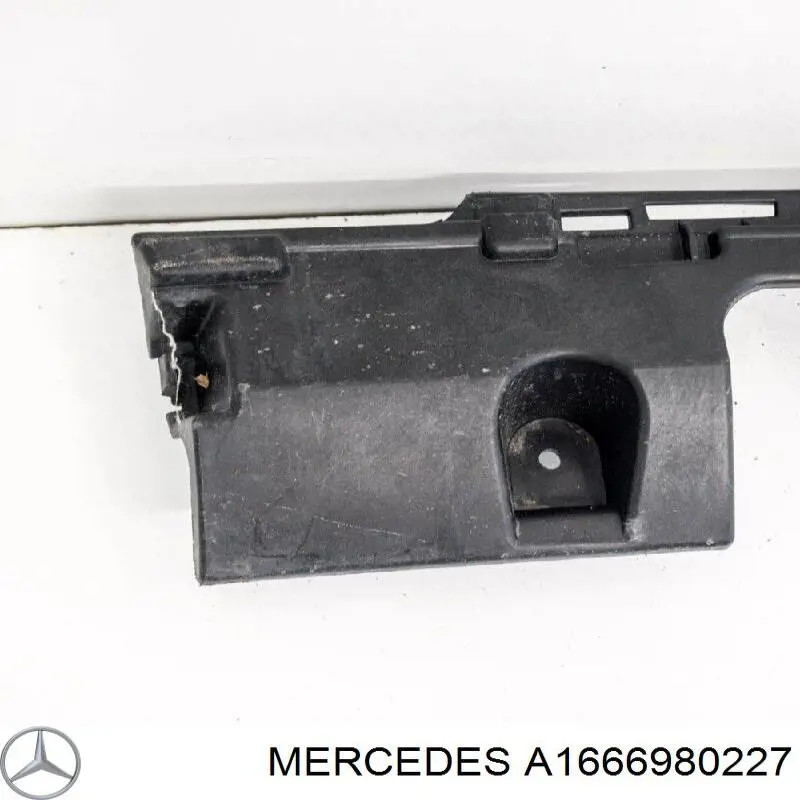Кронштейн зовнішньої накладки порога правого A1666980227 Mercedes