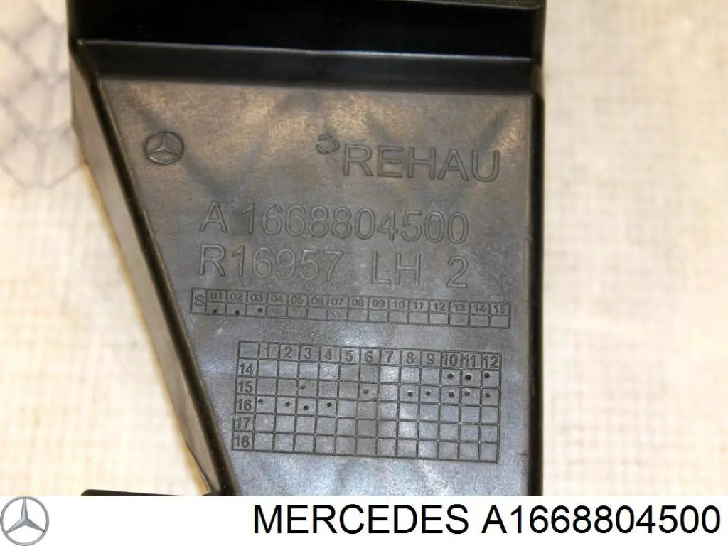 Кронштейн бампера заднього, правий Mercedes A1668804500