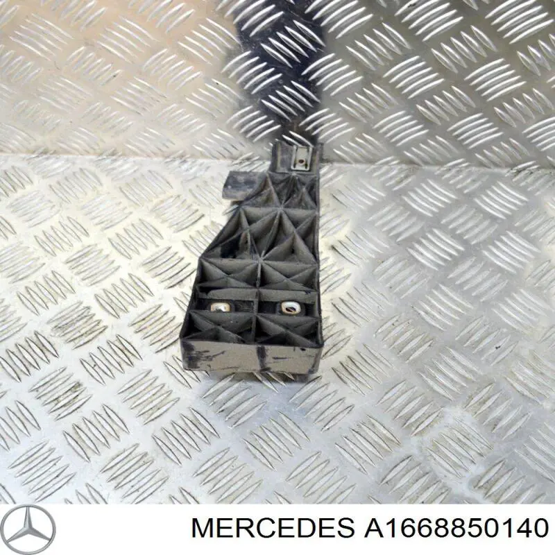 Купити A1668850140 Mercedes Кронштейн бампера заднього, правий