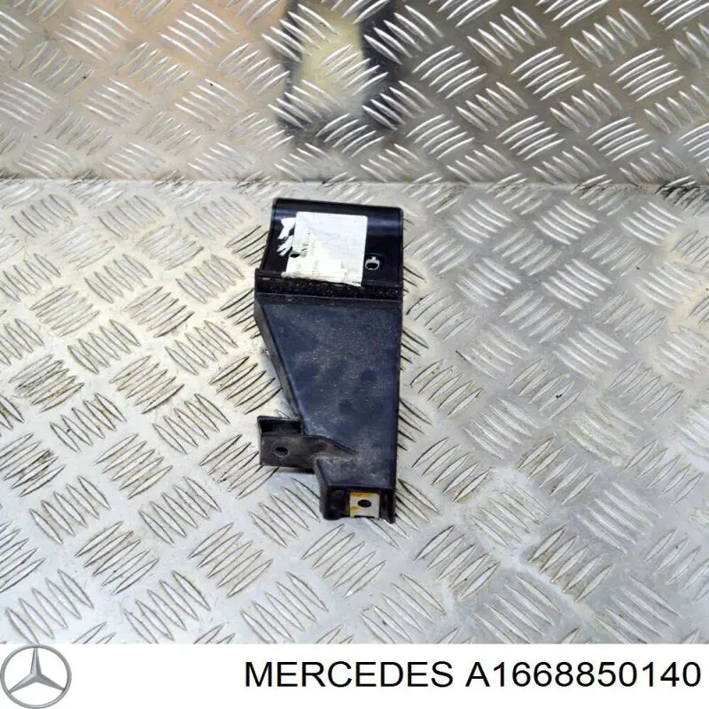 A1668850140 Mercedes Кронштейн бампера заднього, правий