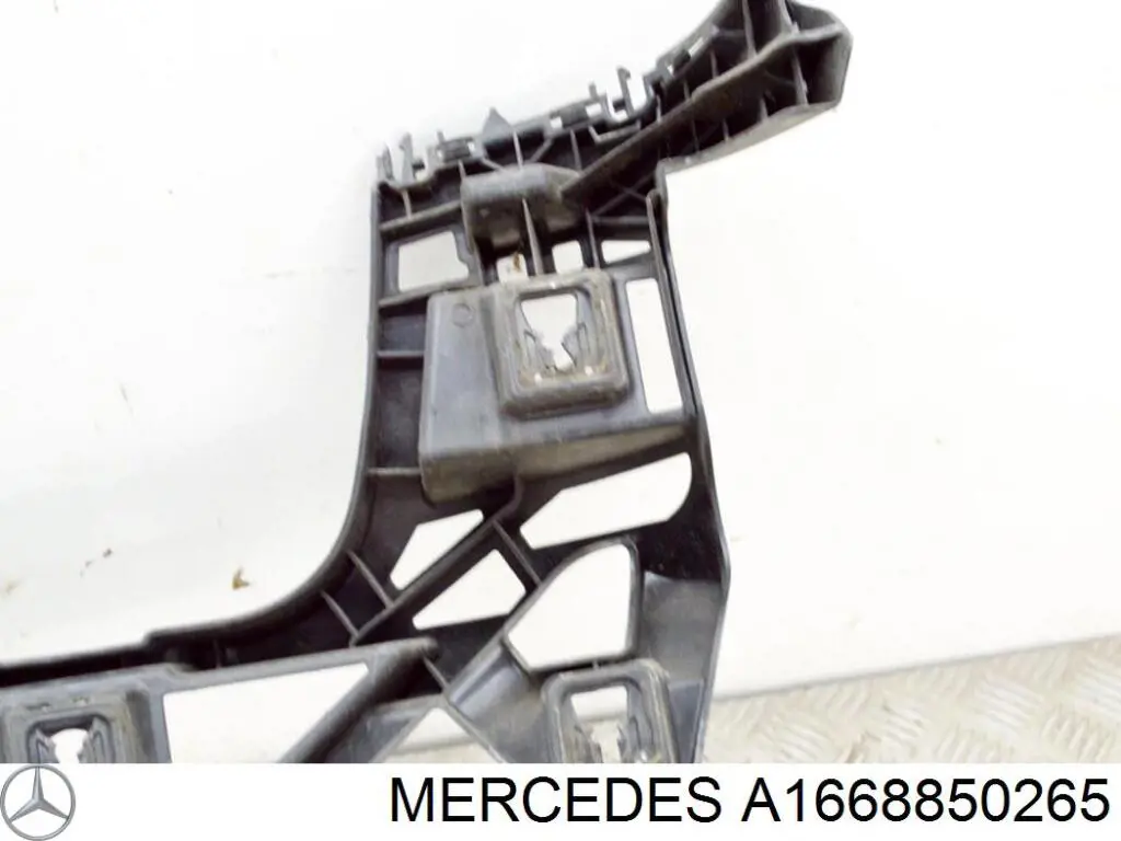 Кронштейн бампера заднього, лівий A1668850265 Mercedes