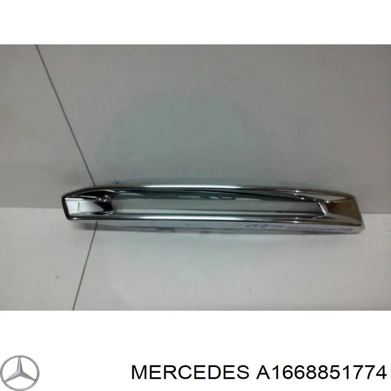1668851774 Mercedes ободок/окантовка фари протитуманної, лівий