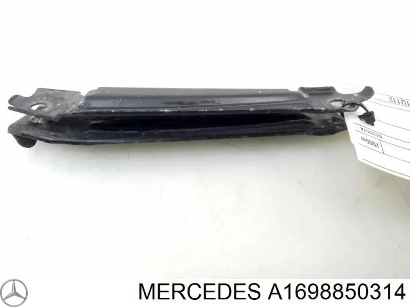 A1698850314 Mercedes Кронштейн кріплення крила переднього лівого, передній