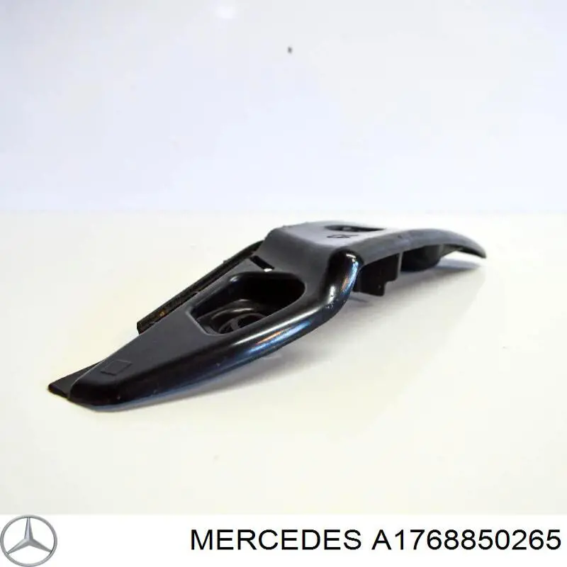 Кронштейн бампера заднього, правий Mercedes A1768850265