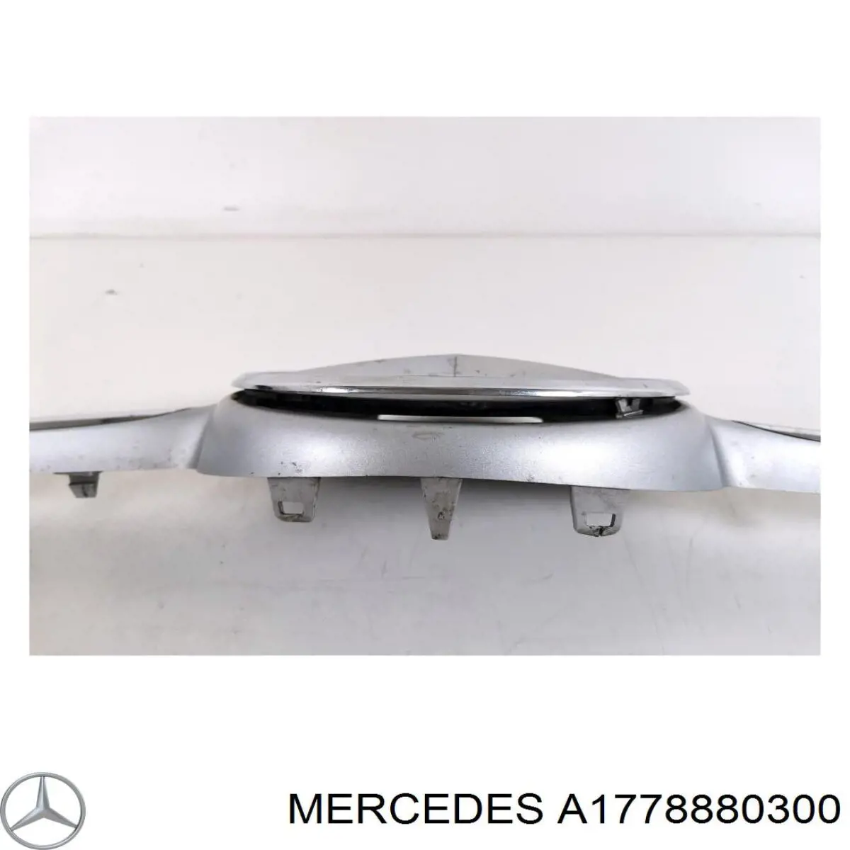 Молдинг решітки радіатора A1778880300 Mercedes
