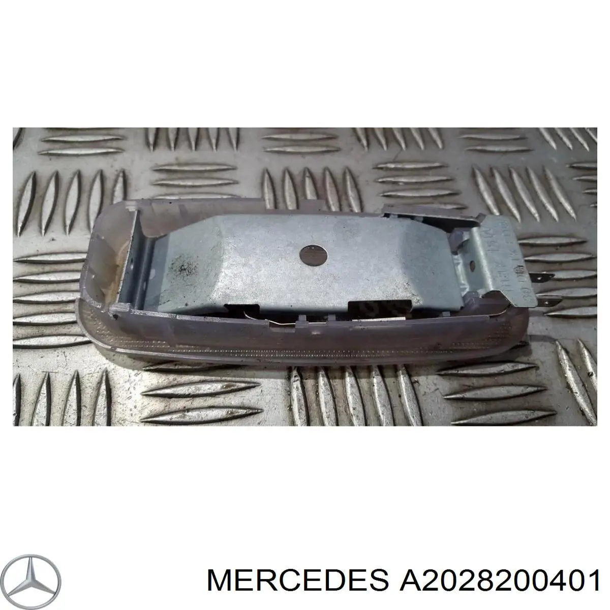 Плафон освітлення салона/кабіни, задній Mercedes A2028200401 ціна, від 3.15 USD