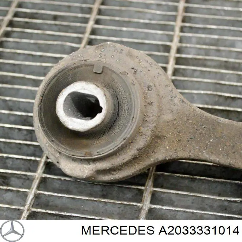 Сайлентблок переднього верхнього важеля Mercedes A2033331014