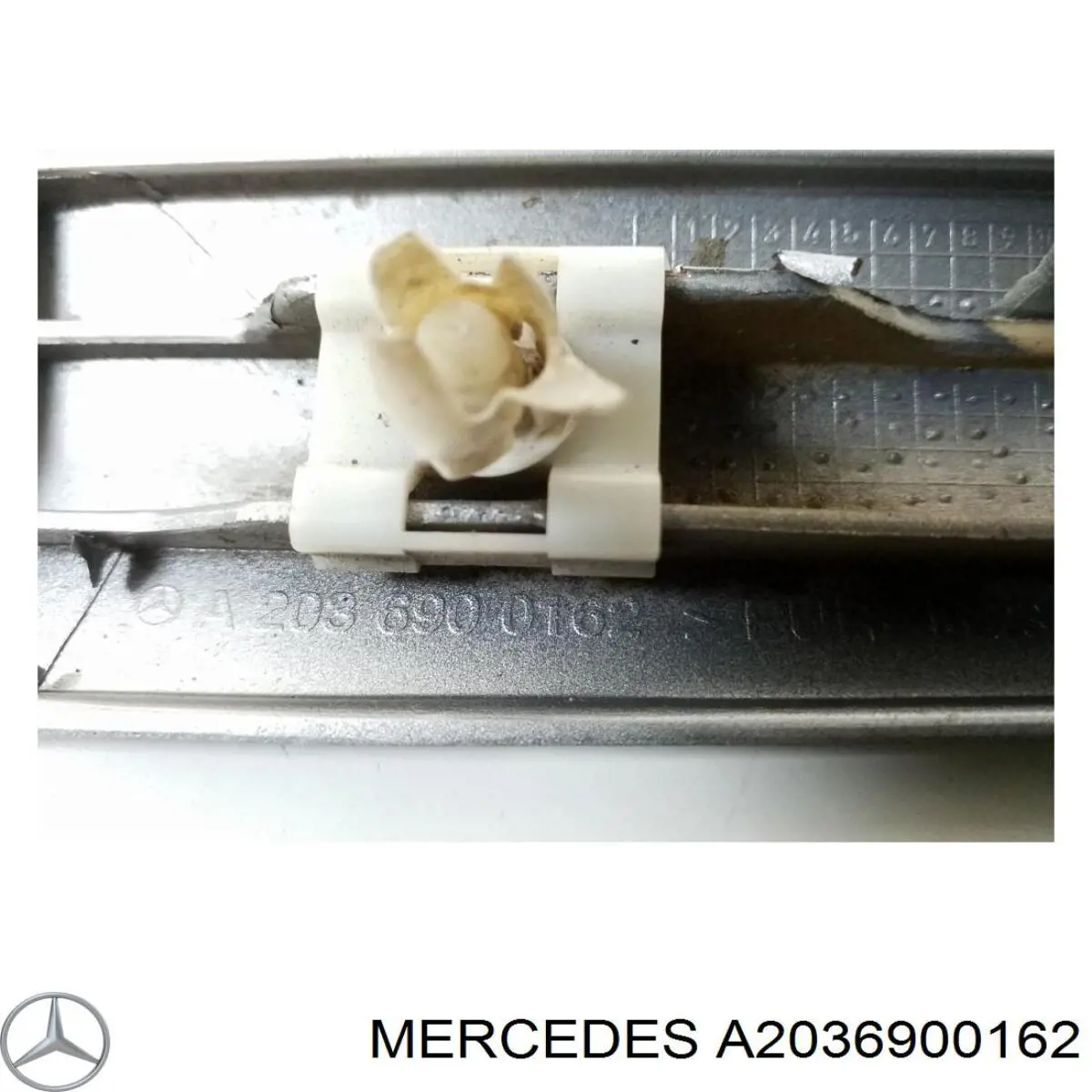 Молдинг переднього лівого крила Mercedes A2036900162 ціна, від 7.05 USD