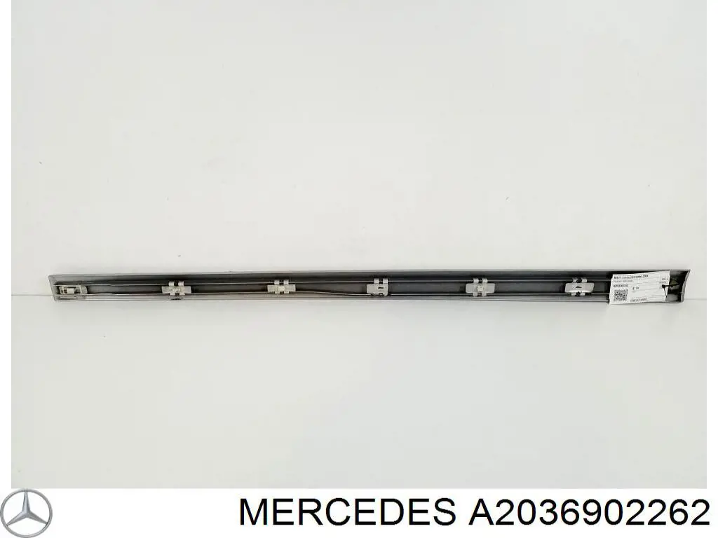Молдинг передньої правої двері на Mercedes C (W203)