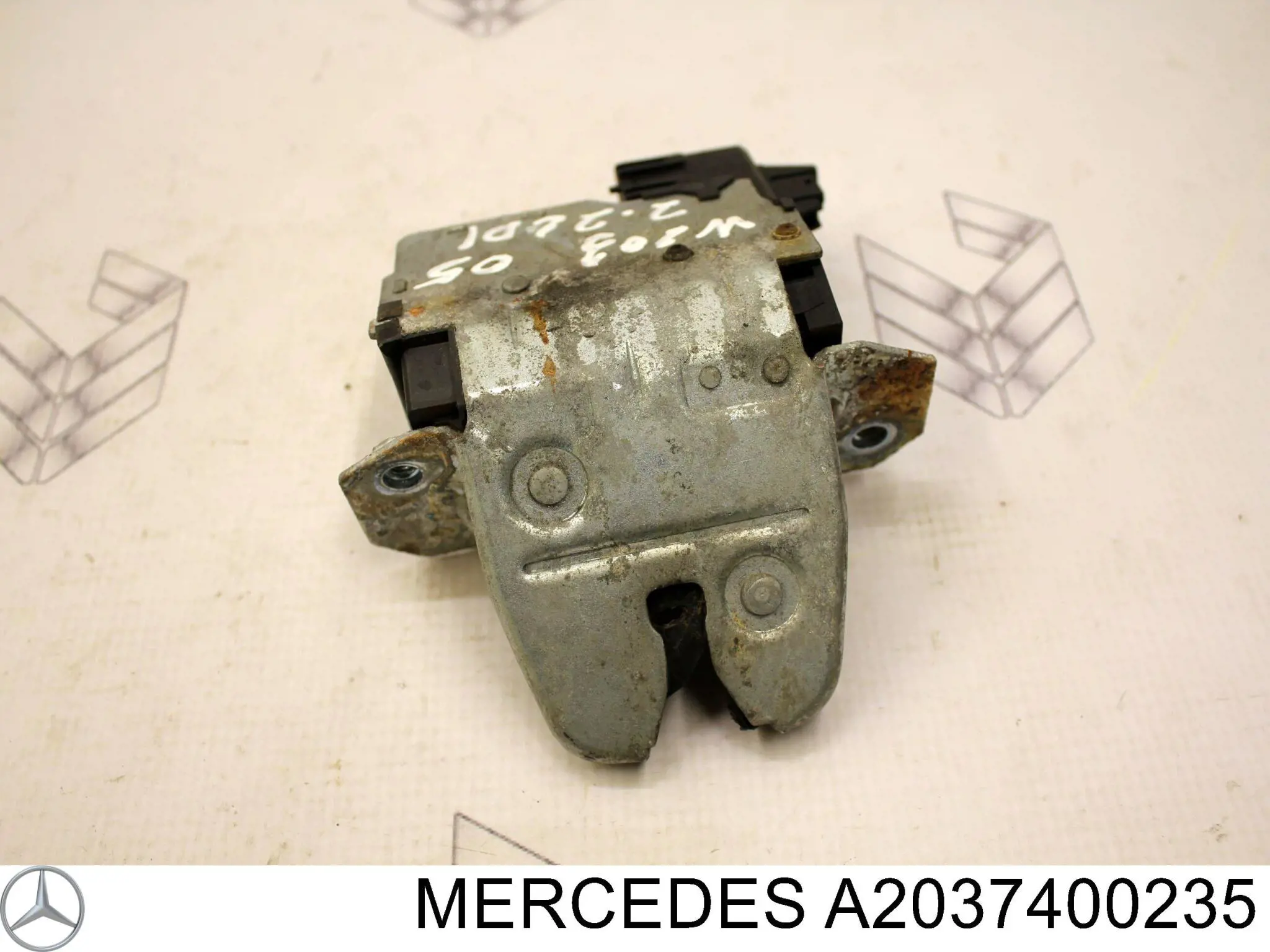 Замок дверей багажника Mercedes A2037400235 ціна, від 39.37 USD