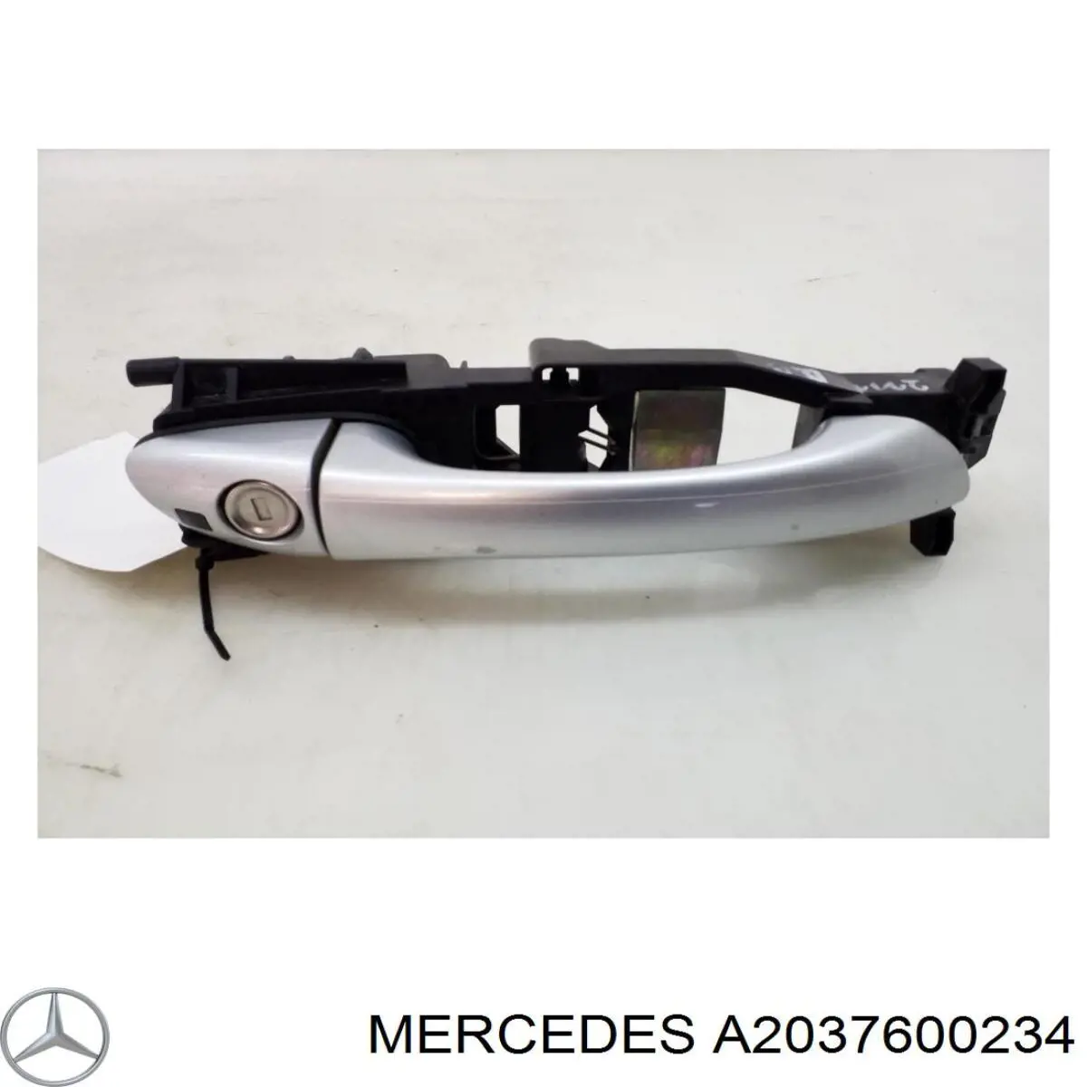 Тримач зовнішньої ручки дверей, правих дверей Mercedes A2037600234 ціна, від 6.85 USD