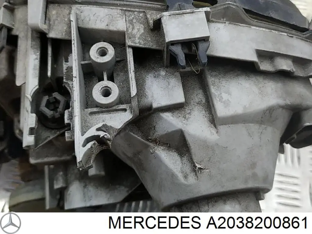Фара правая Mercedes A2038200861 ціна, від 27.77 USD