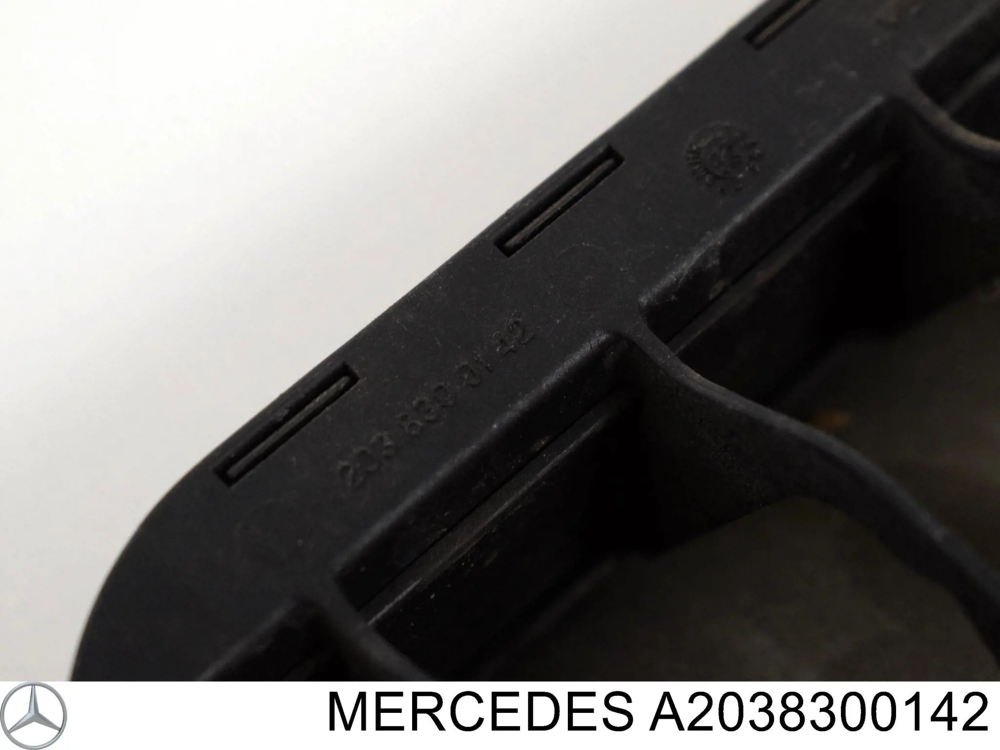 Купити A2038300142 Mercedes Решітка вентиляційна задня