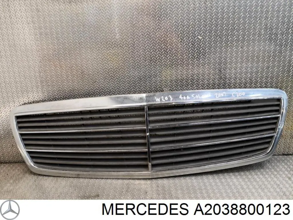 A20388001237D11 Mercedes Решітка радіатора