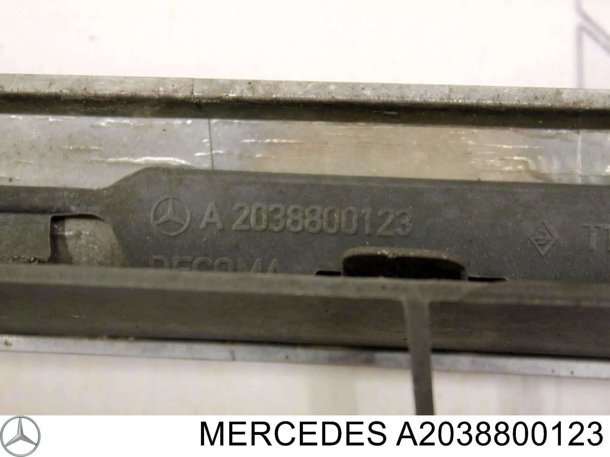 Облицювання радіатора Mercedes A20388001237D11 ціна, від 38.01 USD