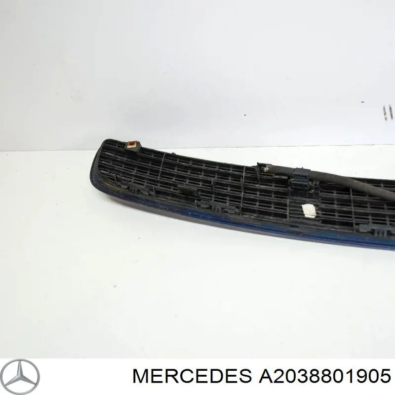 Решітка капота Mercedes A2038801905