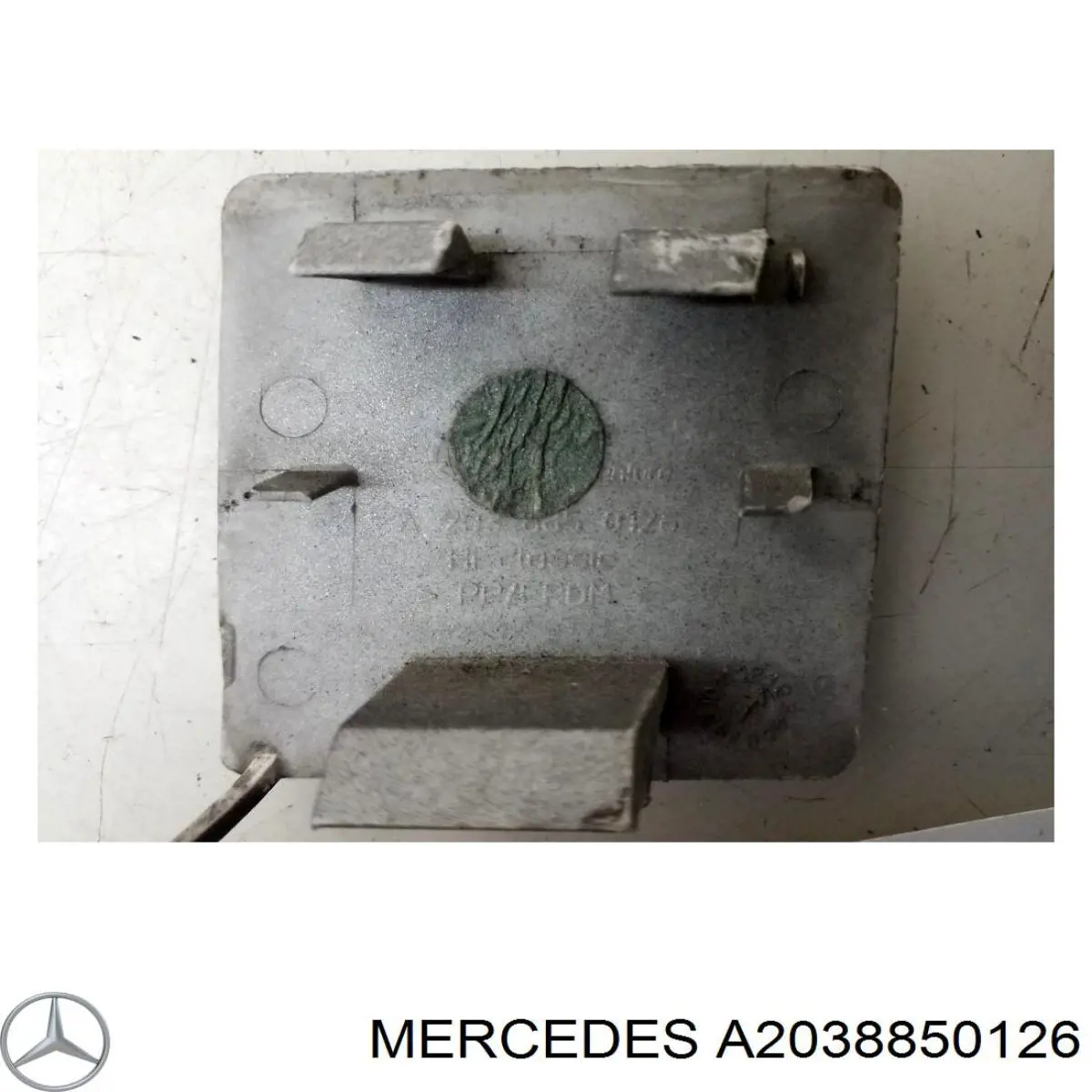 Купити A2038850126 Mercedes Заглушка бампера буксирувального гака, задня