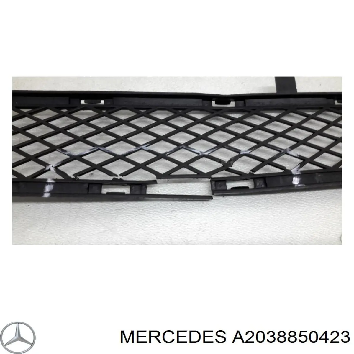 Решітка переднього бампера, центральна Mercedes A2038852623