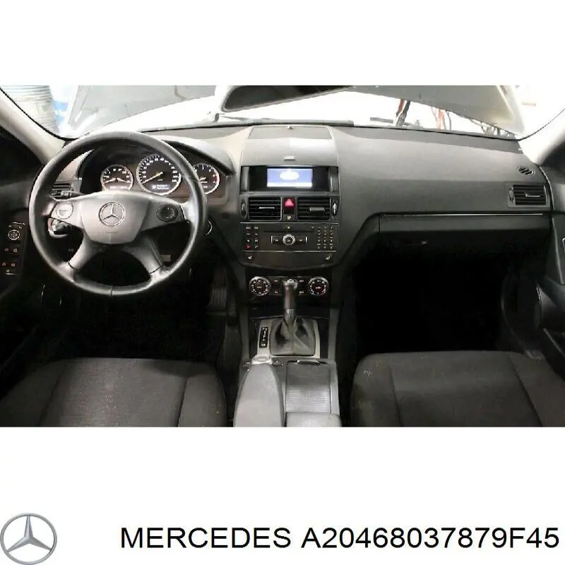 A20468037879F45 Mercedes Передня панель