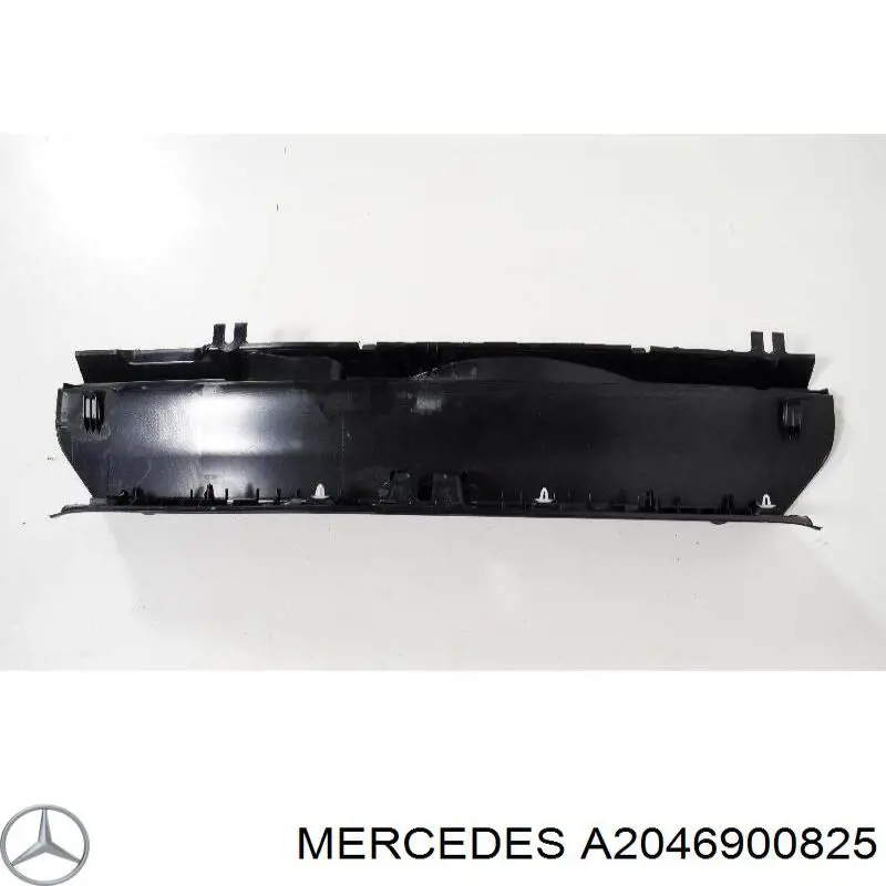 A2046900825 Mercedes Накладка задньої панелі багажника