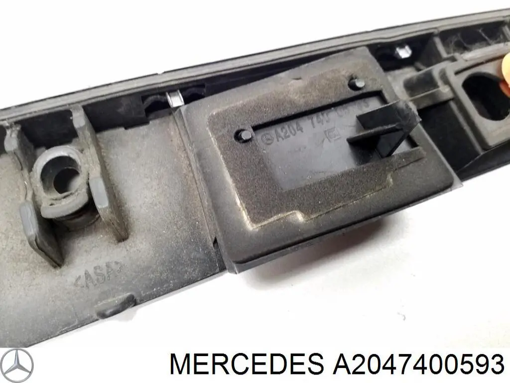 Накладка задньої 3-й/5-й двері A2047400593 Mercedes