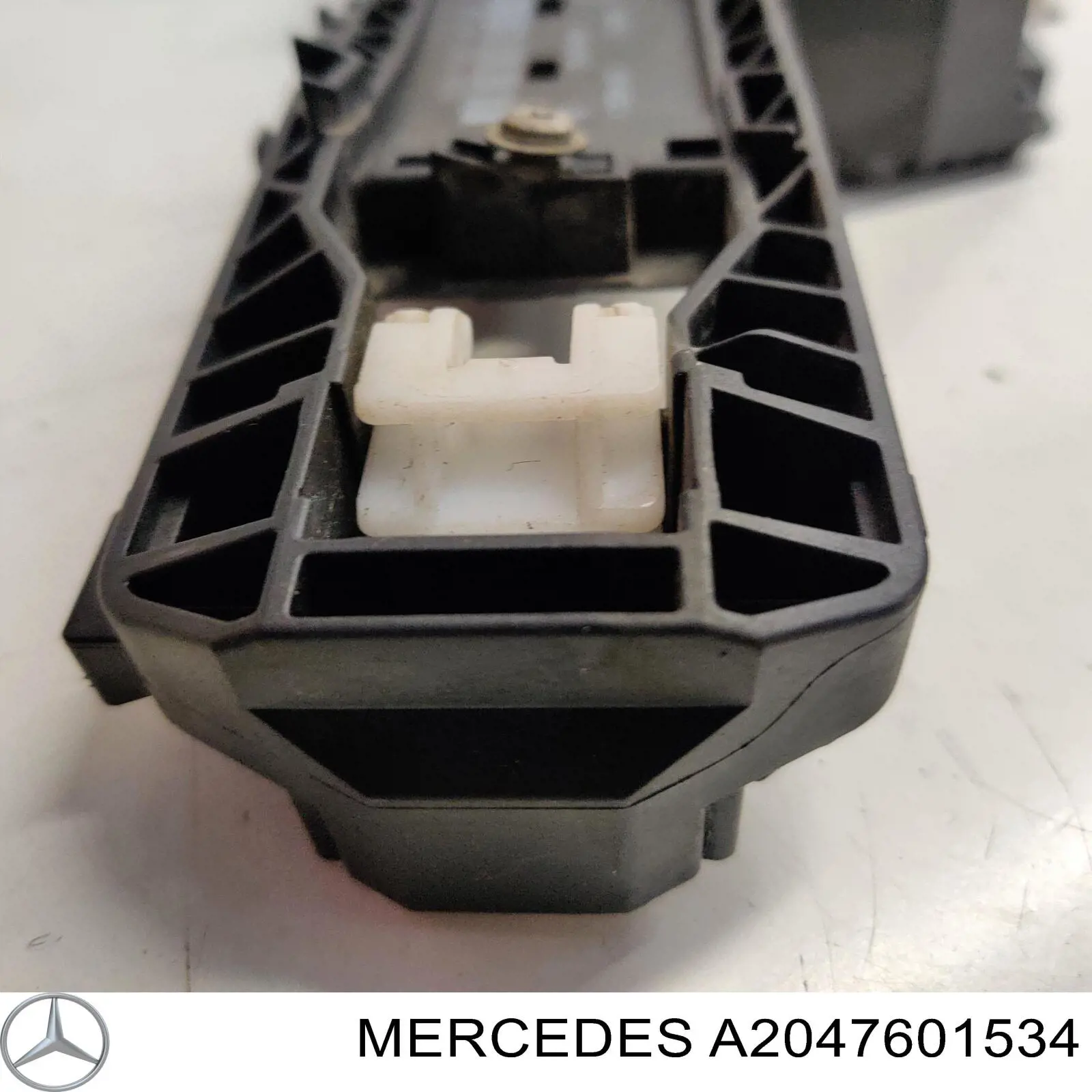 Тримач зовнішньої ручки дверей, передньої лівої Mercedes A2047601534 ціна, від 6.49 USD